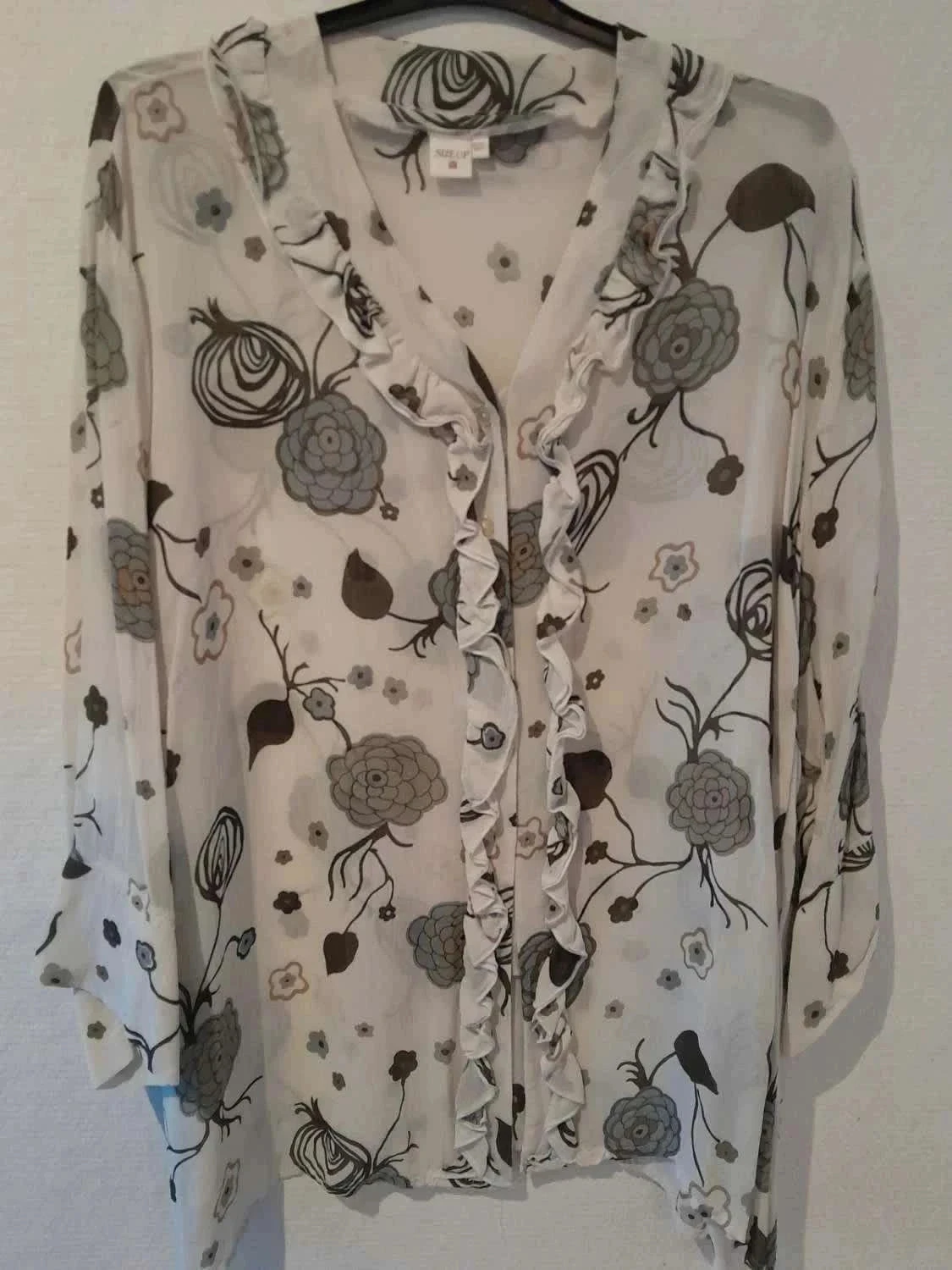 Chemisier blanc imprimé fleurs, avec volants, taille 58/60